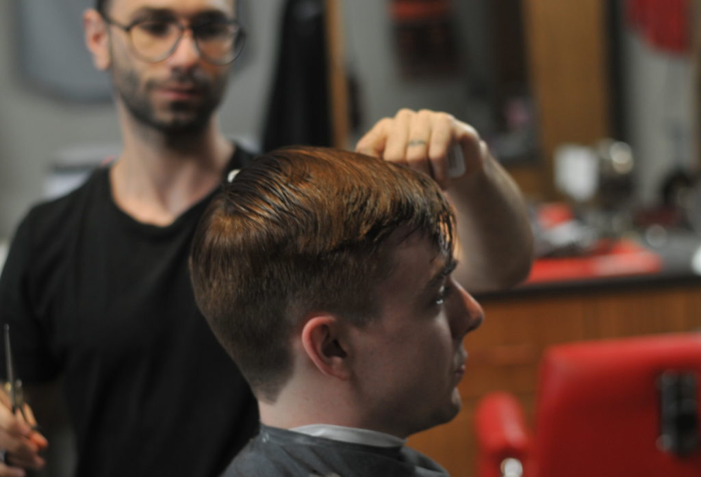 19 Photos Of Dads Cutting Their Sons' Hair That Will Make You Wanna Call  Your Pops ASAP